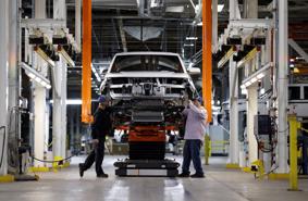 Các nhà sản xuất ô tô Detroit “vung tiền” mua lại cổ phiếu của chính mình