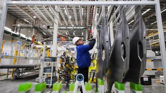 Các nhà sản xuất xe điện Trung Quốc "không thể ngừng giảm giá" năm 2025