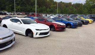 Loạt ảnh ô tô đắt tiền bị đạo chích “vặt” bánh