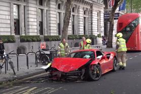 Siêu xe Ferrari “toang đầu” vì tông trúng xe bus