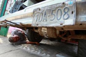 Ô tô ở Venezuela chạy bằng khí gas vì thiếu xăng trầm trọng