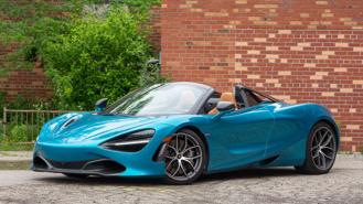 Cụ ông 78 tuổi mua và lái siêu xe McLaren 720S Spider