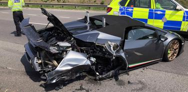 Vừa rời showroom, siêu xe Lamborghini mới cứng bị tông nát bươm