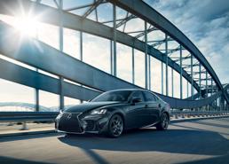 Lexus giới thiệu gói độ thể thao Blackline Edition thách thức bóng đêm