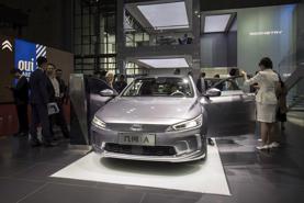 Dịch bệnh bùng phát, Geely lần đầu bán hàng trên website 