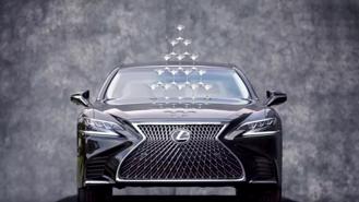 Video xe Lexus chạy 233km/h với tháp ly sâm-banh trên mui 