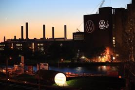 Các nhà máy ô tô trên toàn cầu bắt đầu trở lại sản xuất