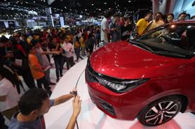 Ồ ạt khuyến mãi kích cầu, giá xe tháng 5  giảm bao nhiêu?