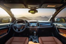 Rửa tay bằng dung dịch sát khuẩn có làm hại nội thất ô tô?