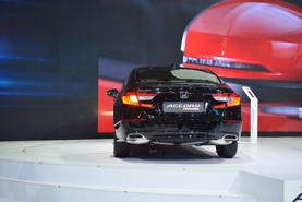 Giá trên 1,3 tỷ đồng, Honda Accord mới đối đầu Toyota Camry thế nào?