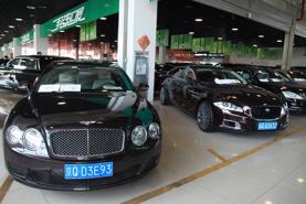 Thuê cả ngàn siêu xe để cầm đồ và bỏ trốn 