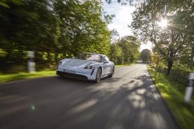 Elon Musk “thất vọng” vì tỷ phú Bill Gates mua Porsche Taycan 