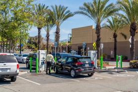 Vì sao các hãng ô tô đua nhau làm pin xe điện?