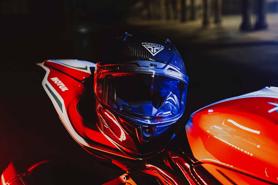 Bên trong mũ bảo hiểm giá hơn 1.000 USD có gì?