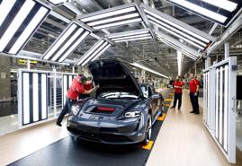 Cận cảnh quy trình sản xuất xe điện Porsche Taycan