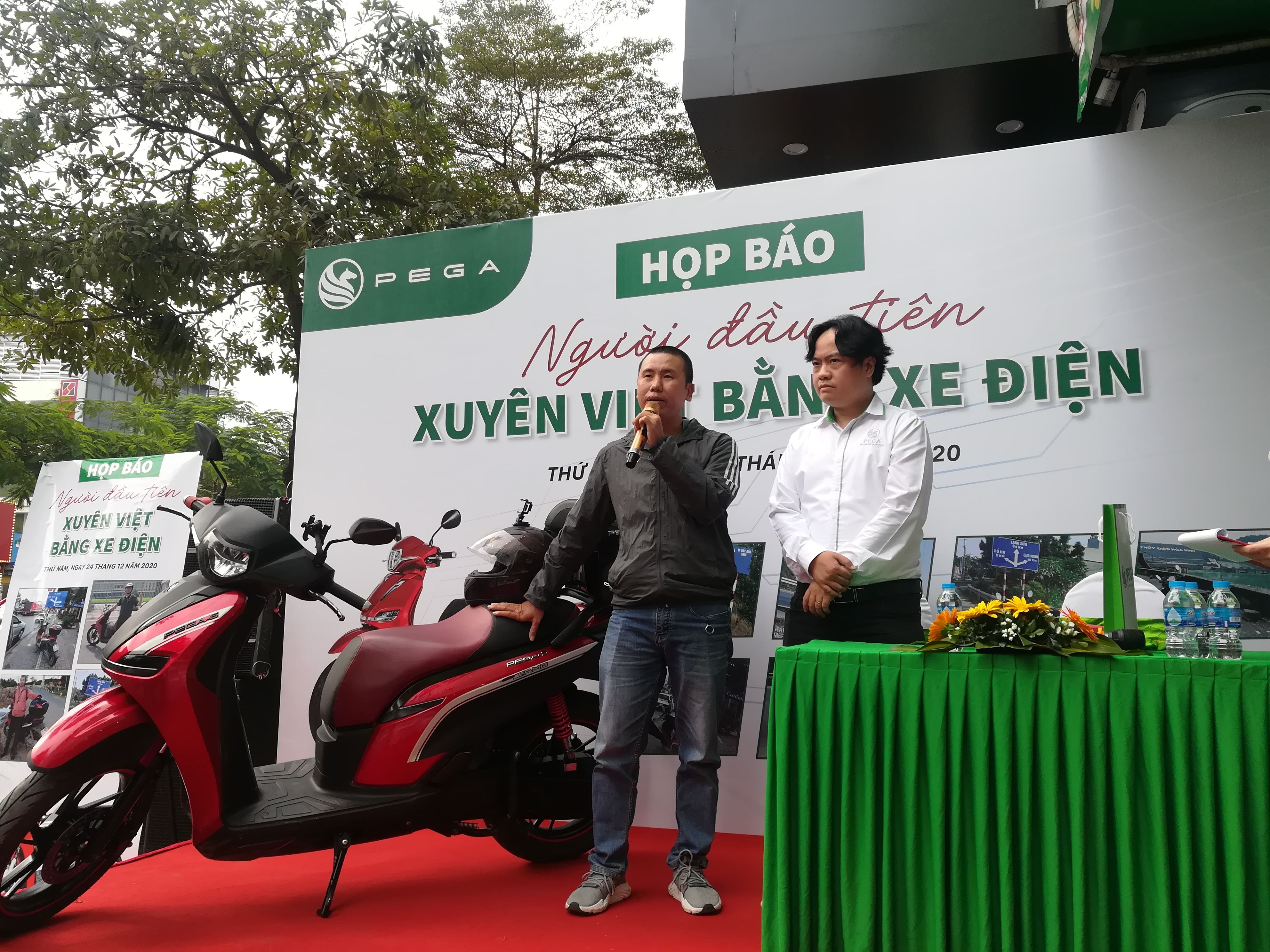 Anh Vinh Dương (bên trái) chia sẻ về chuyến đi xuyên Việt thành công bằng xe máy điện Pega S