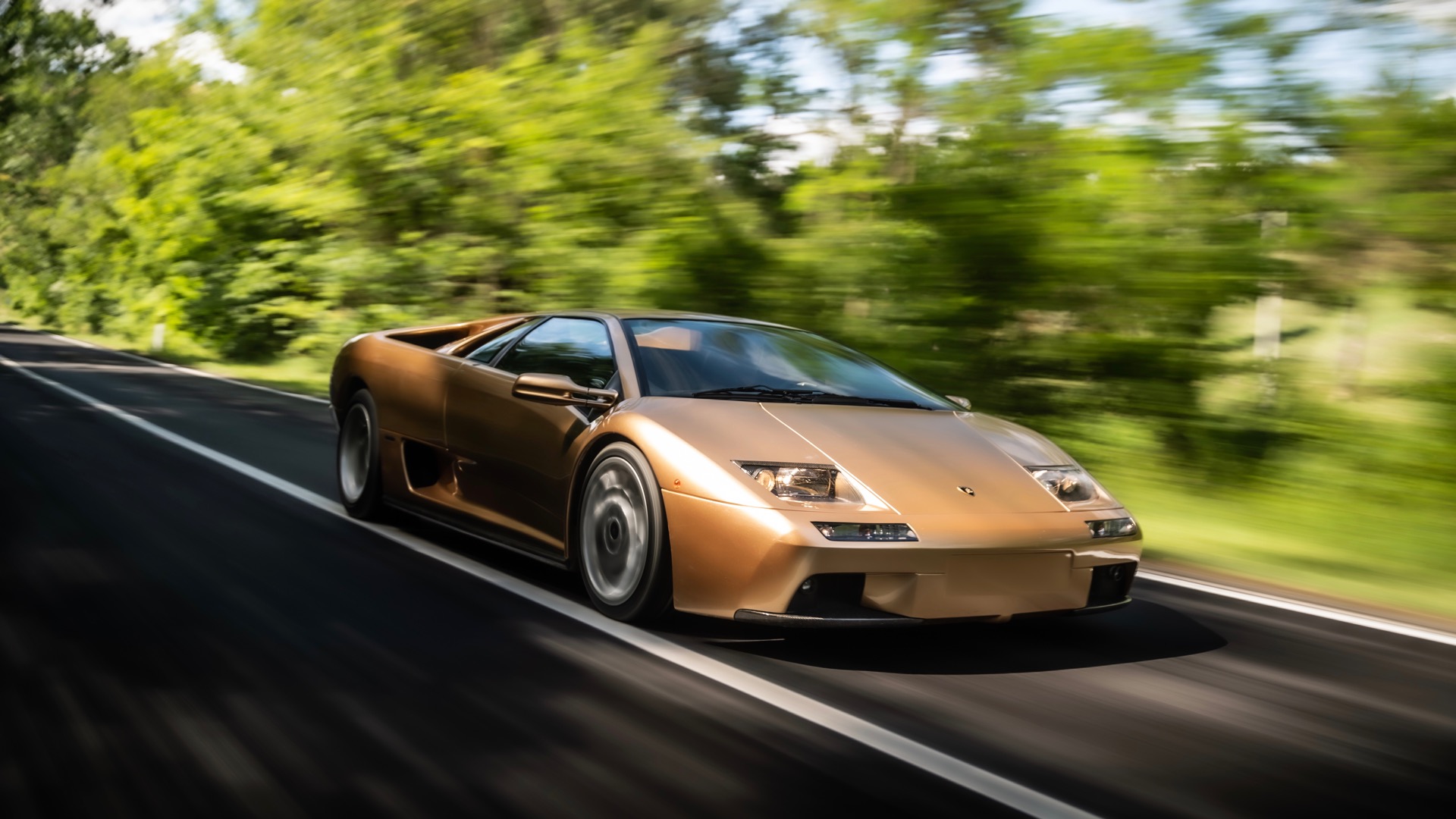 Huyền thoại Lamborghini Diablo tròn 30 tuổi | AutoMotorVN