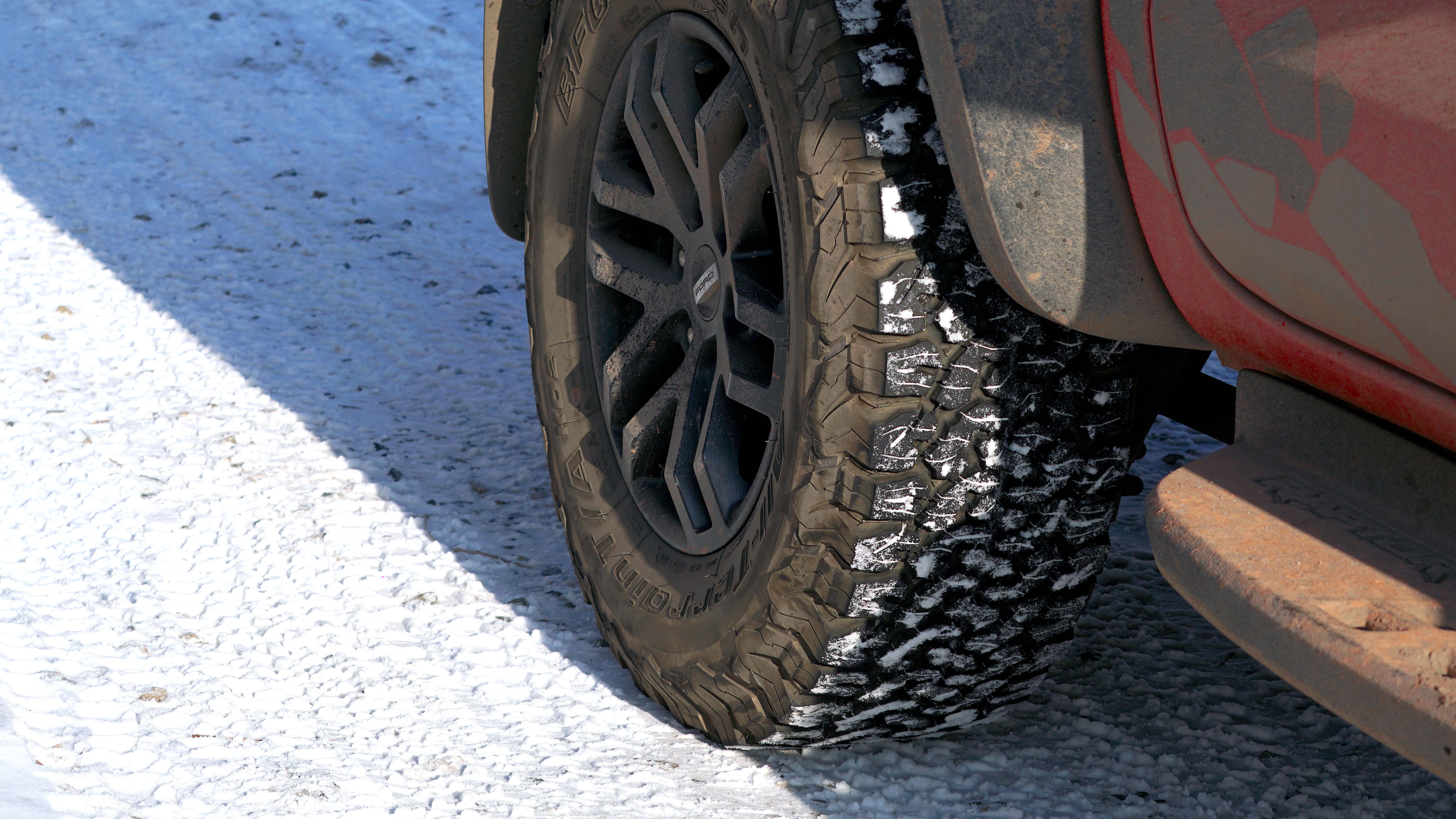 Trong thời tiết xấu, lốp xe phải làm việc nhiều hơn, nên việc bảo dưỡng và kiểm soát tình trạng lốp là tối quan trọng.