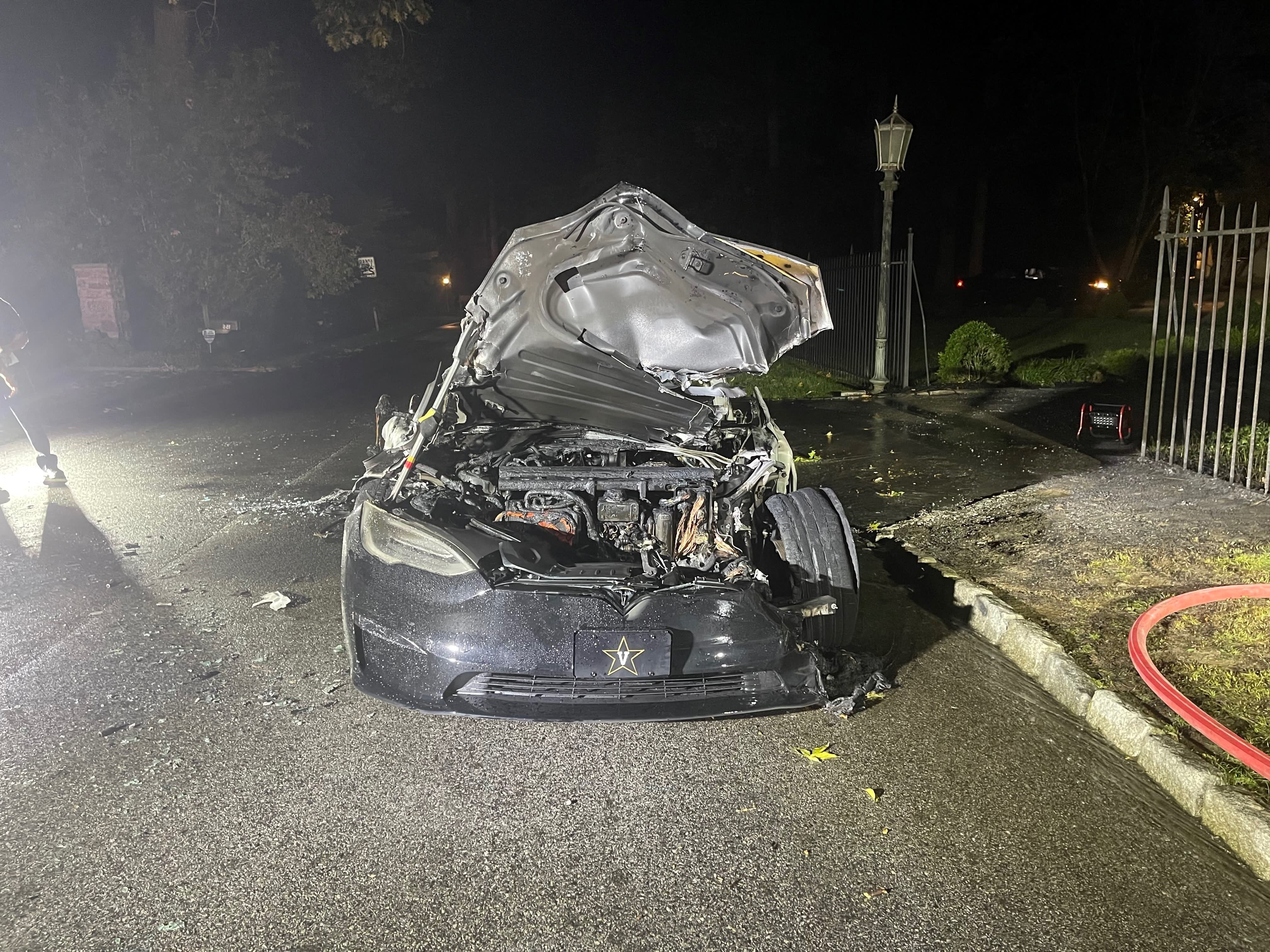 Tesla Model S Plaid bốc ch&#225;y khi đang chạy - Ảnh 1