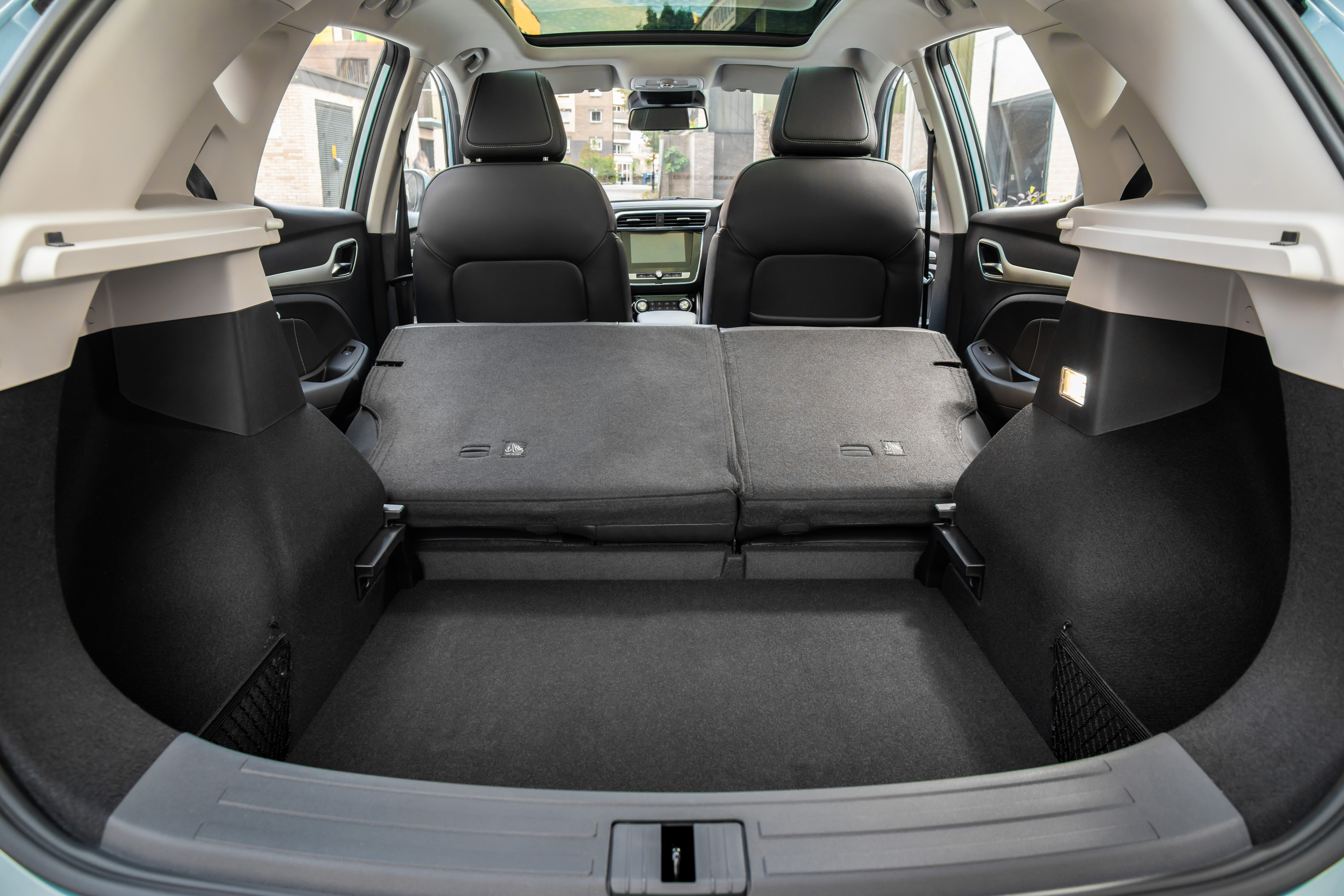 Những t&#237;nh năng nổi bật nhất của xe điện MG ZS&#160; - Ảnh 2