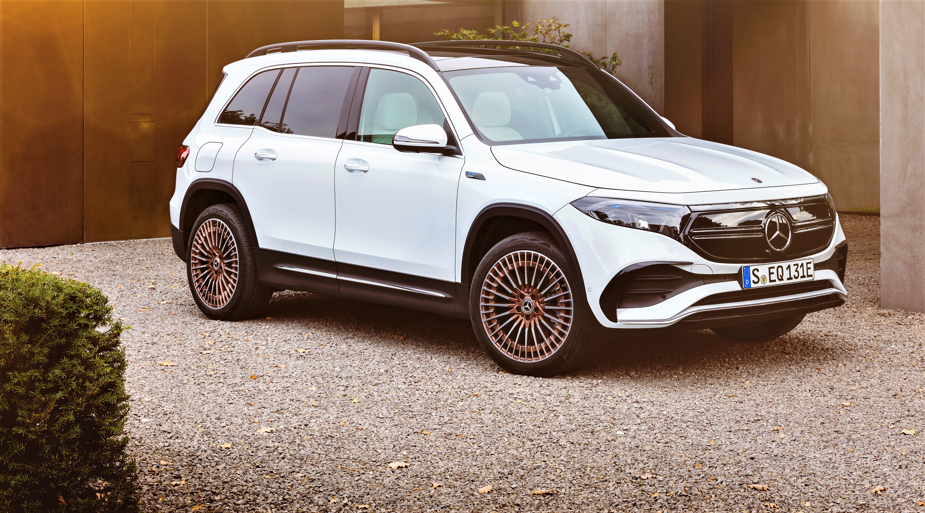 Website chính hãng thông báo sẽ ra mắt hai dòng xe điện EQB và EQS nhưng Mercedes Việt Nam chưa đưa ra mốc thời gian cụ thể mở bán.