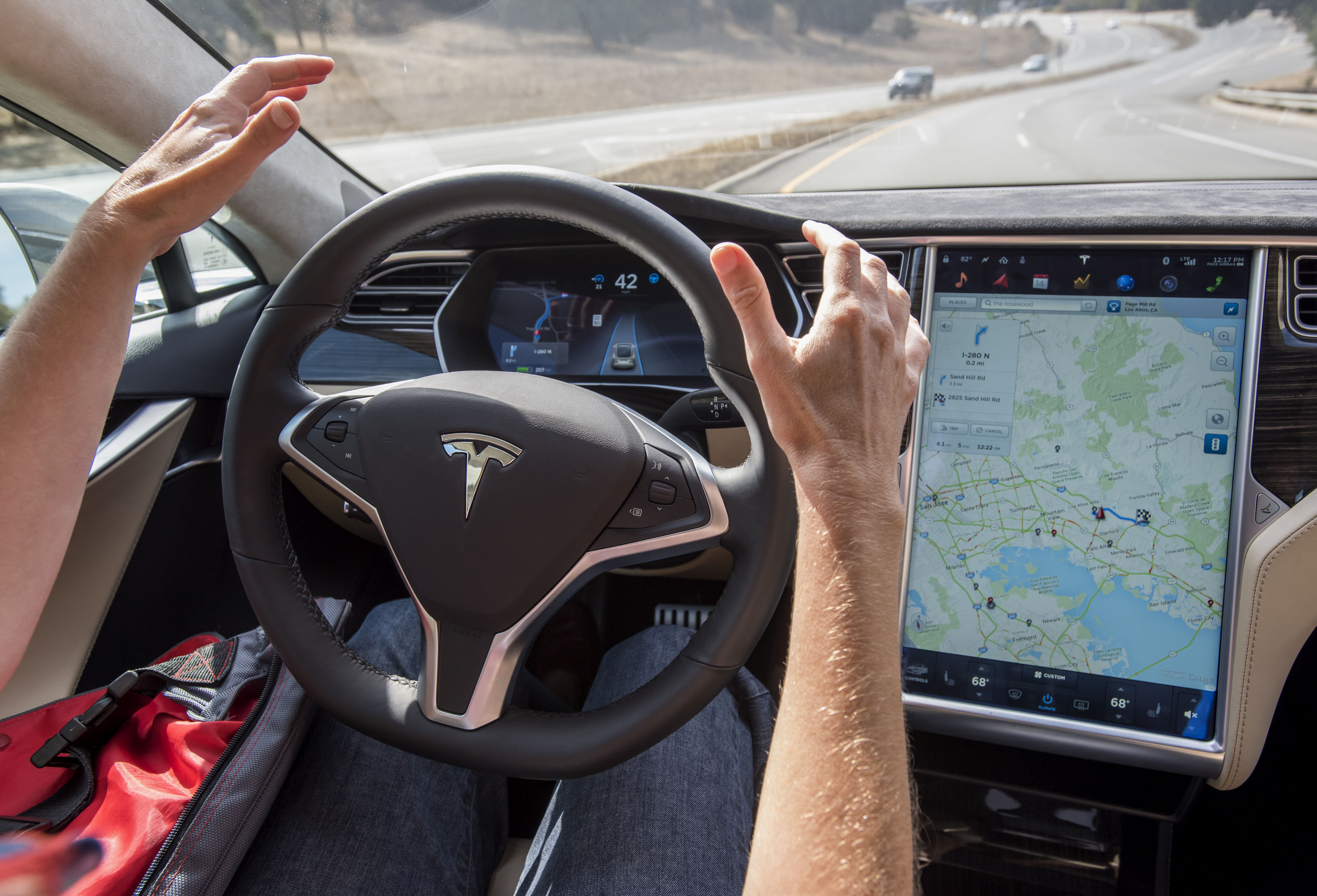 Tesla tiperskyt l. bí m? t cách s? d? ng d? li? u th? gi? i th? c đ? làm cho? t? an toàn h? n | AutoMotorVN