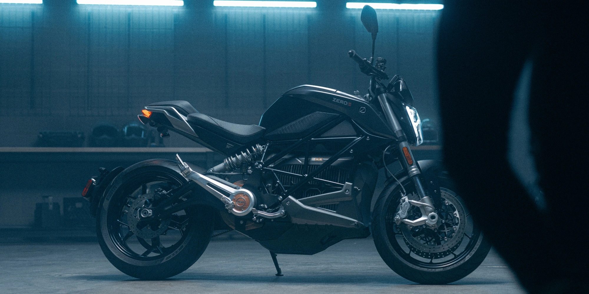 Mô tô điện Zero SR 2022: Siêu phẩm với pin lớn hơn, nhiều công nghệ hơn - Ảnh 3