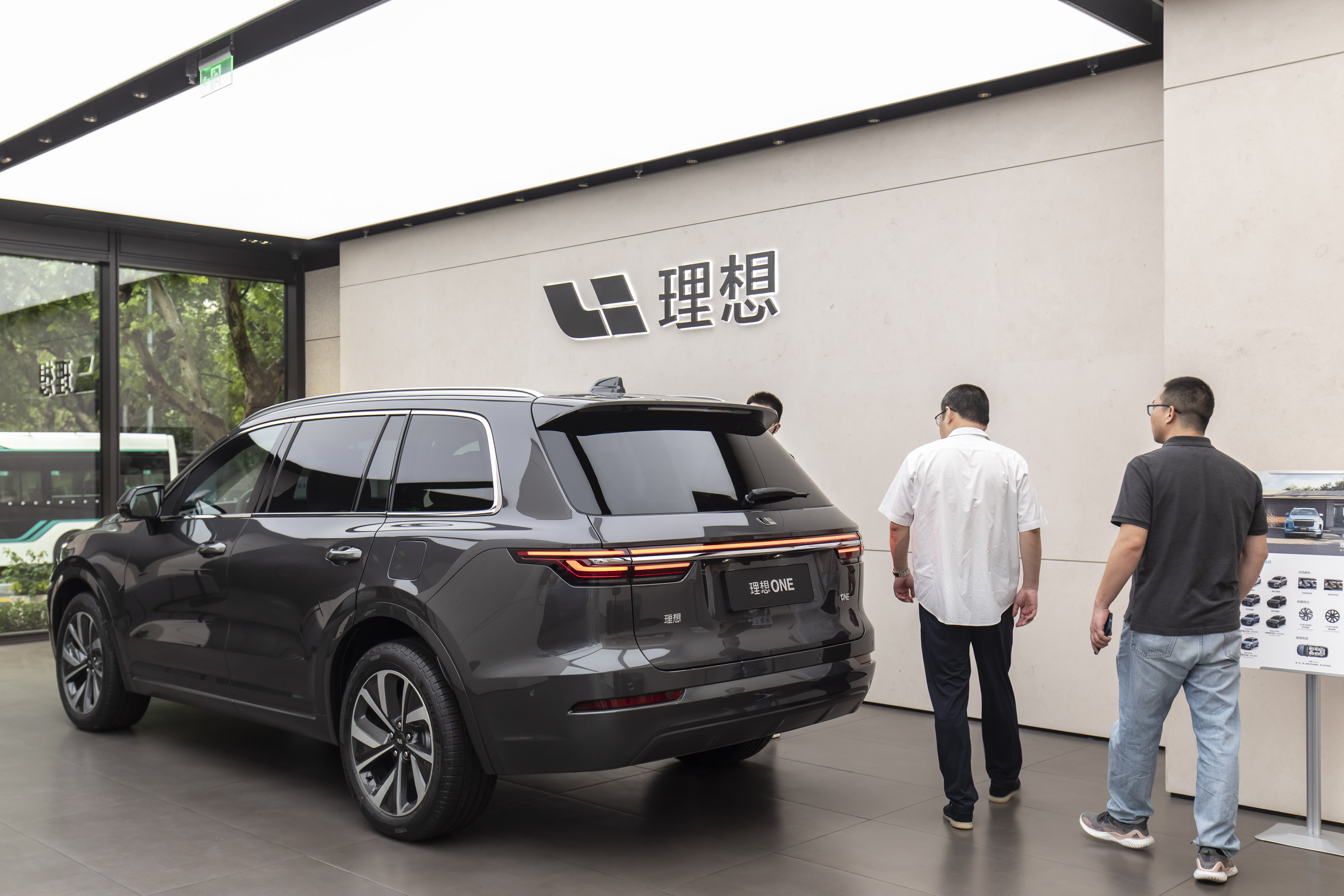 Một chiếc xe thể thao đa dụng chạy điện Li One tại một phòng trưng bày ở Thượng Hải, Trung Quốc.