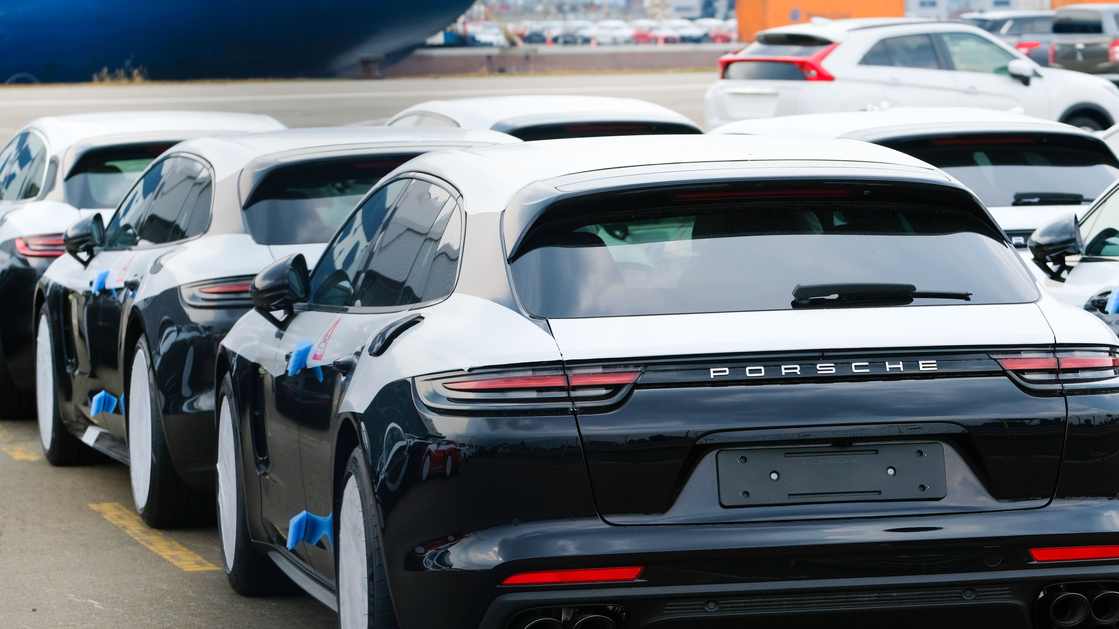 T&#224;u chở hơn 1.000 xe sang của Porsche v&#224; Volkswagen bốc ch&#225;y tr&#234;n biển - Ảnh 1