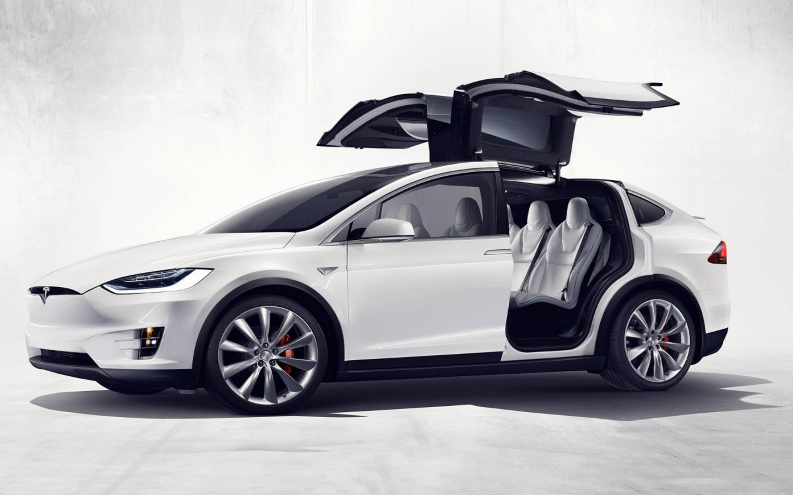 Tesla Model X có thực sự là SUV "an toàn nhất mọi thời đại"? | AutoMotorVN