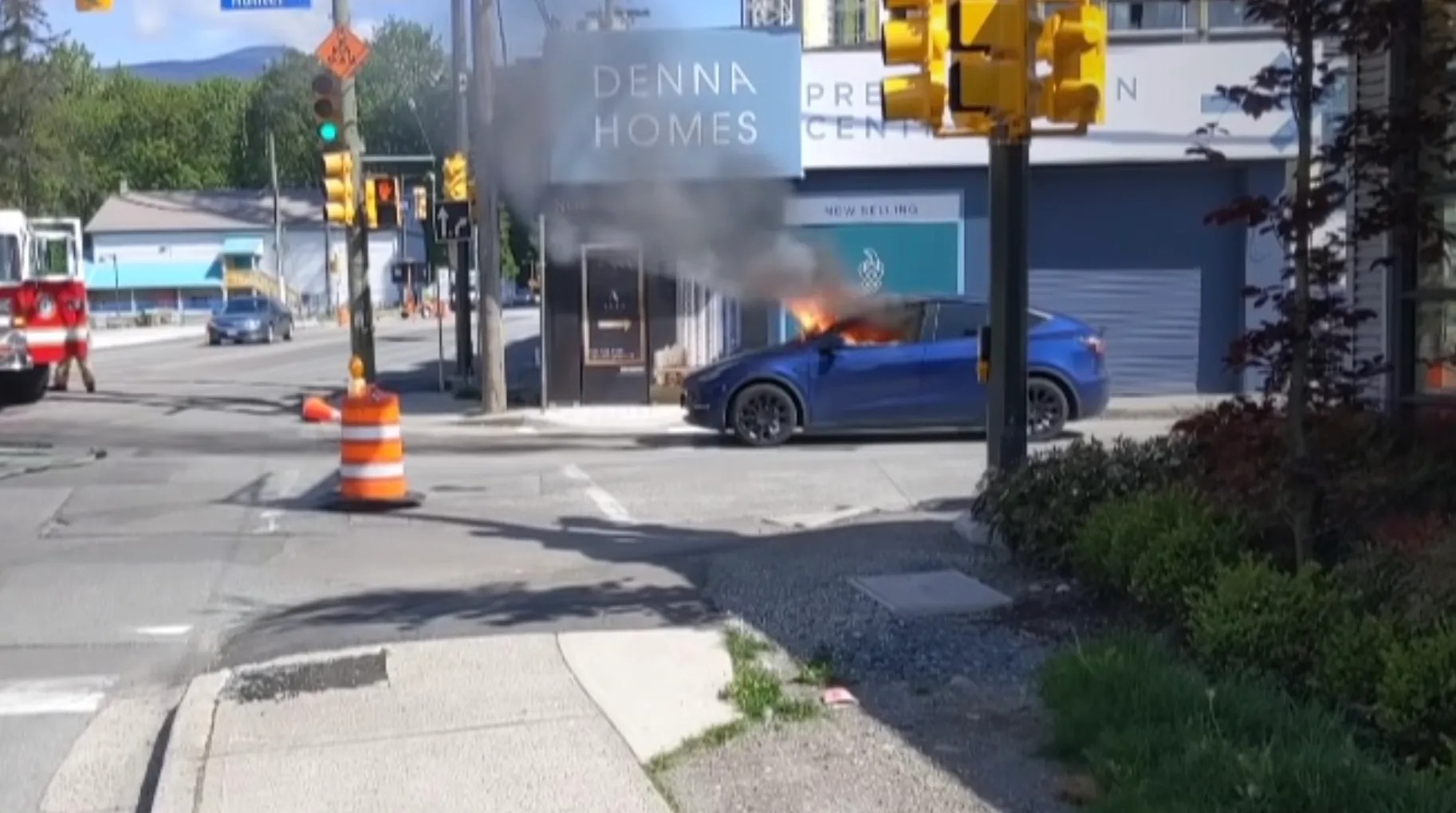 Xe điện Tesla bốc cháy, tài xế phá vỡ kính để thoát ra ngoài