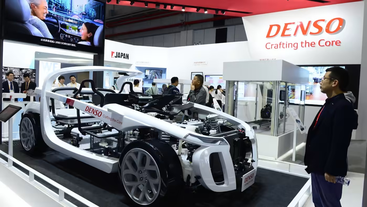 Denso là nhà cung cấp chính cho Toyota Motor. Ngoài một số nhà sản xuất ô tô lớn nhất thế giới, Nhật Bản còn là nơi hội tụ nhiều nhà cung cấp hỗ trợ ngành công nghiệp ô tô.