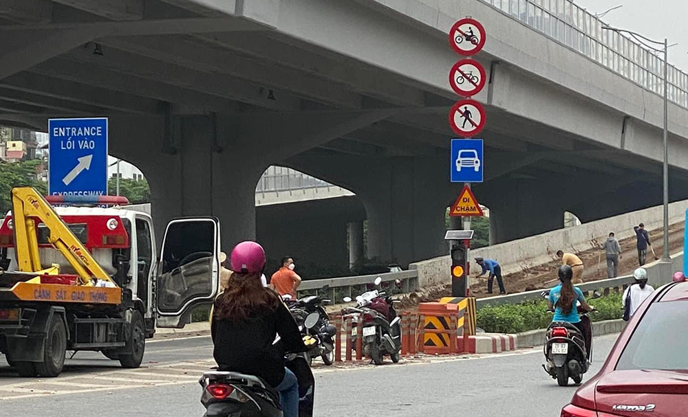 CSGT Hà Nội truy tìm xe tải làm rơi bùn đất ngập đường Phạm Văn Đồng