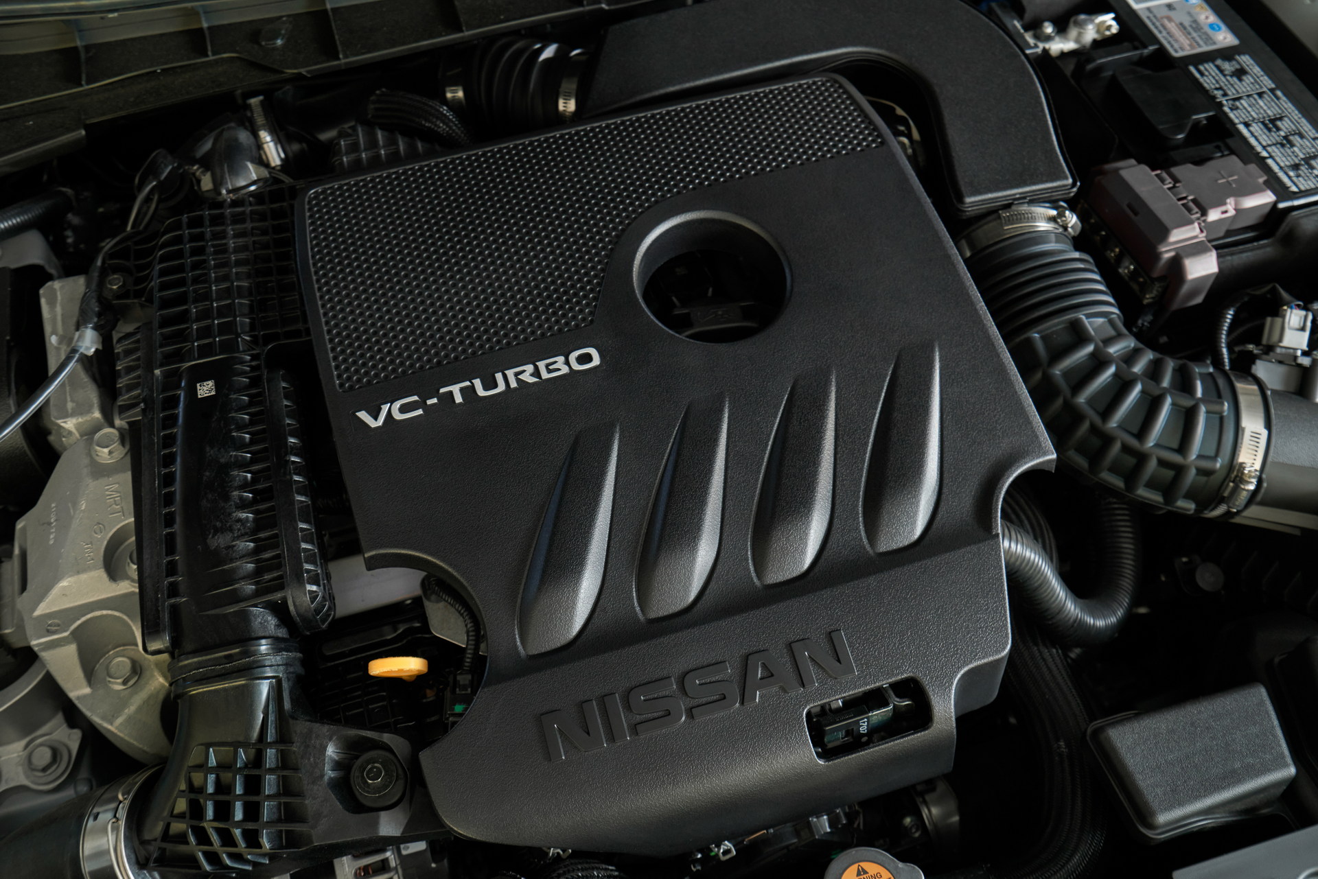 Cả hai động cơ đều được kết hợp với hộp số Xtronic CVT đi kèm với lẫy chuyển số từ biến thể SR trở lên. Tất cả các mẫu Altima đều đi kèm với hệ thống treo độc lập, trong đó SR có thiết lập thể thao hơn.  Nissan Altima 2023 dự kiến sẽ được bán tại Mỹ vào mùa thu năm nay.