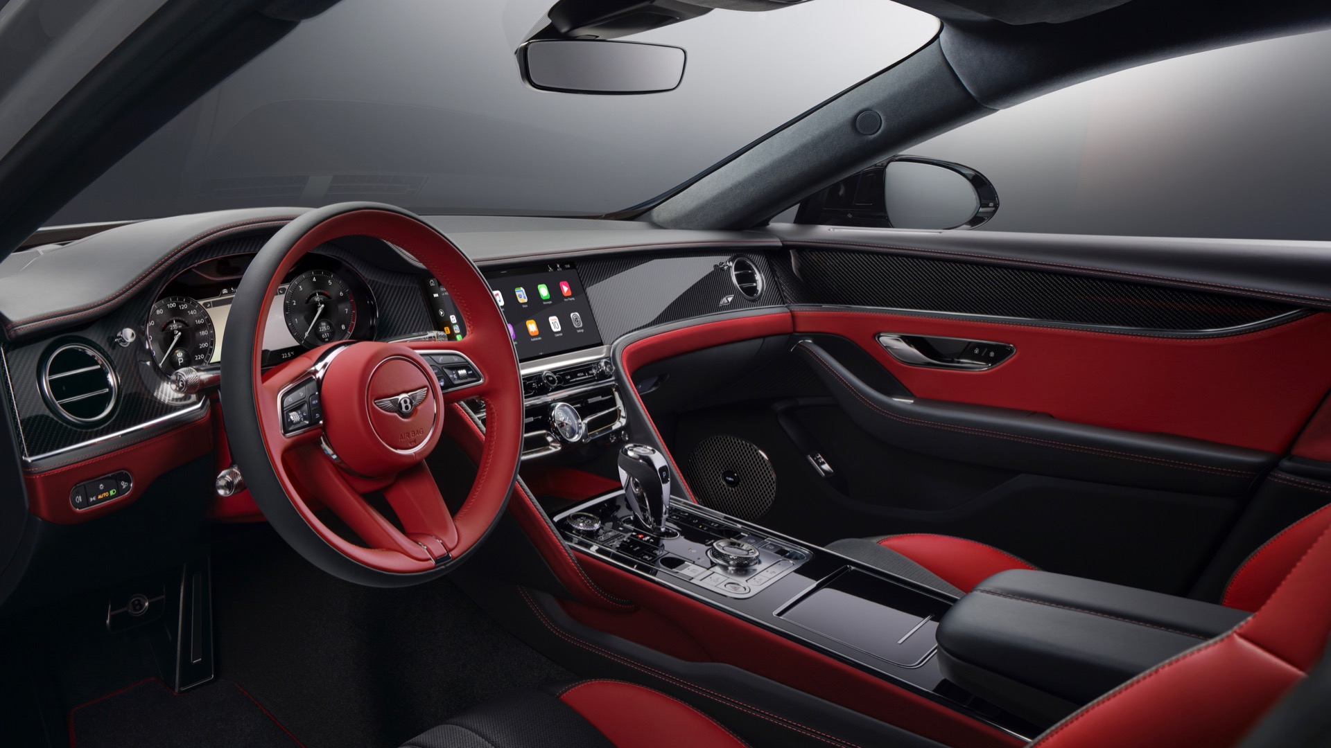 Như với Continental GT S và GTC S, nội thất được bọc da và da lộn sợi nhỏ Dinamica. Cụm đồng hồ cũng lấy đồ họa từ Continental GT Speed.