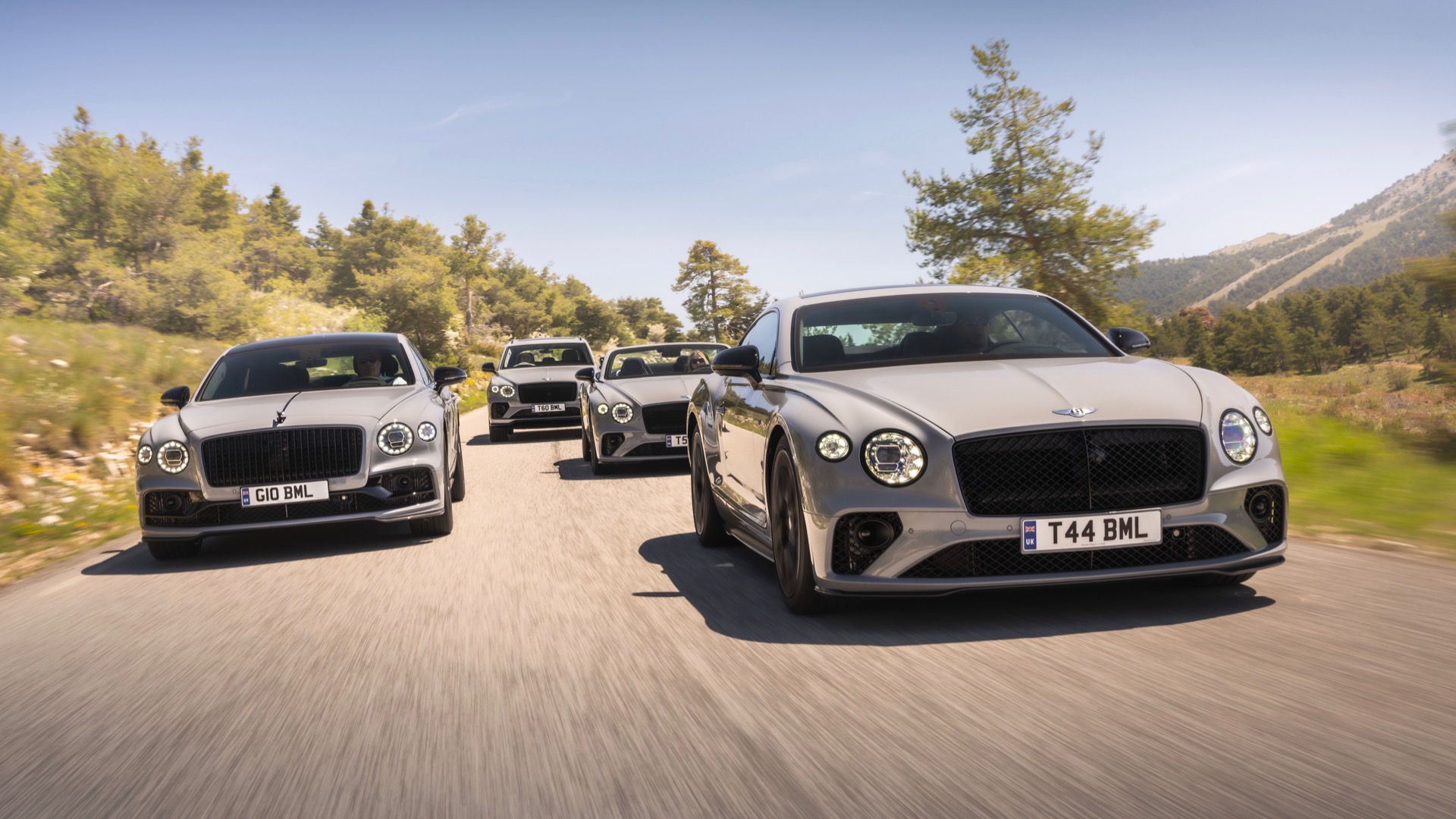 Dự kiến ​​ra mắt công chúng tại Lễ hội Tốc độ Goodwood 2022 vào cuối tháng này, Bentley Flying Spur S 2023 nhận được những nâng cấp tương tự như các mẫu Bentley S khác. Điều đó có nghĩa là trọng tâm chủ yếu tập trung vào những thay đổi về thẩm mỹ, bao gồm cả phần trang trí bên ngoài bị tối màu.