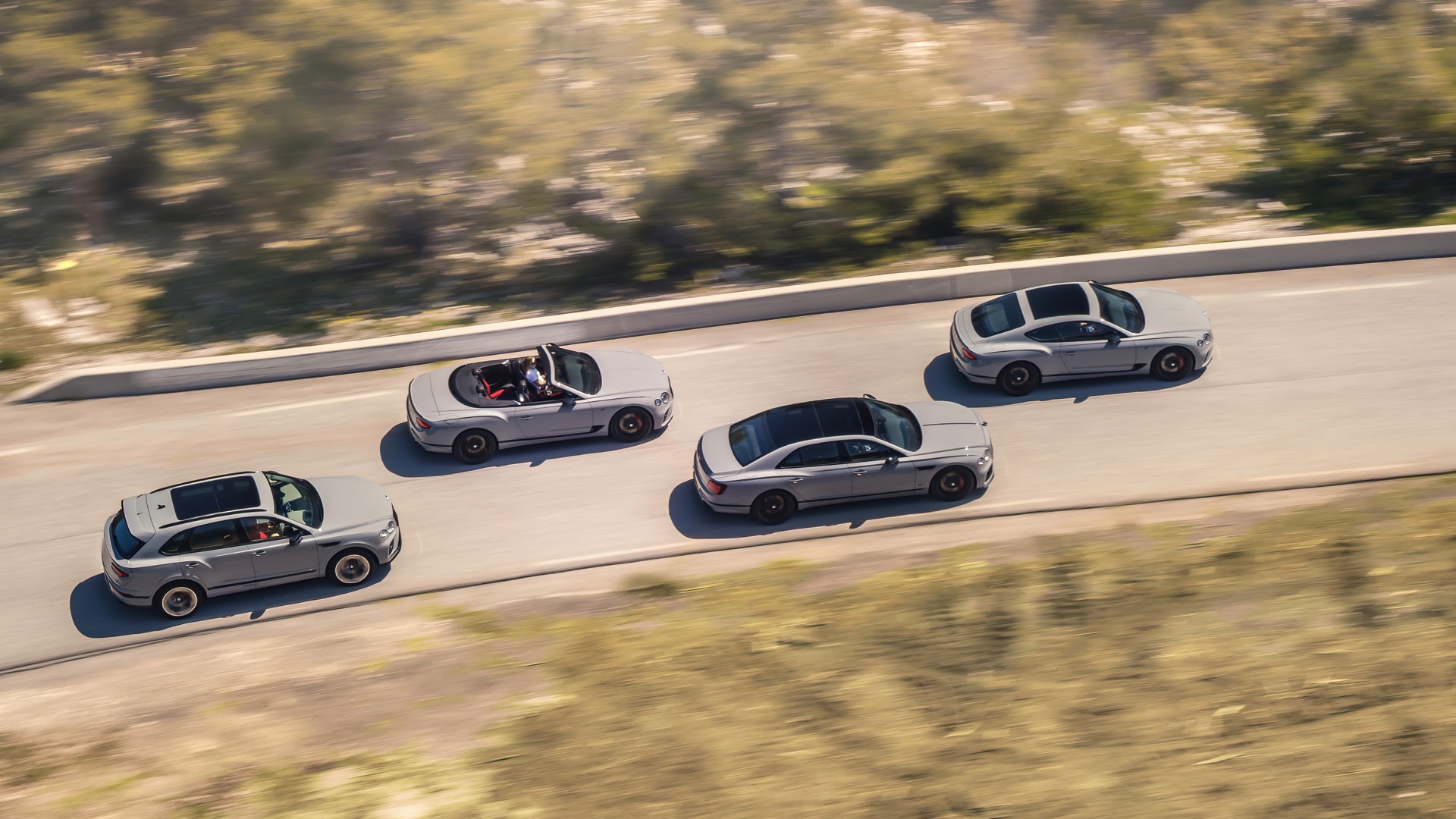 Flying Spur S được phân biệt với các phiên bản sedan khác của Bentley bởi đường viền mạ crôm đen, lưới tản nhiệt màu đen bóng và cửa hút gió phía dưới, đèn pha và đèn hậu màu tối, kẹp phanh màu đỏ cùng ống xả quad màu đen. 