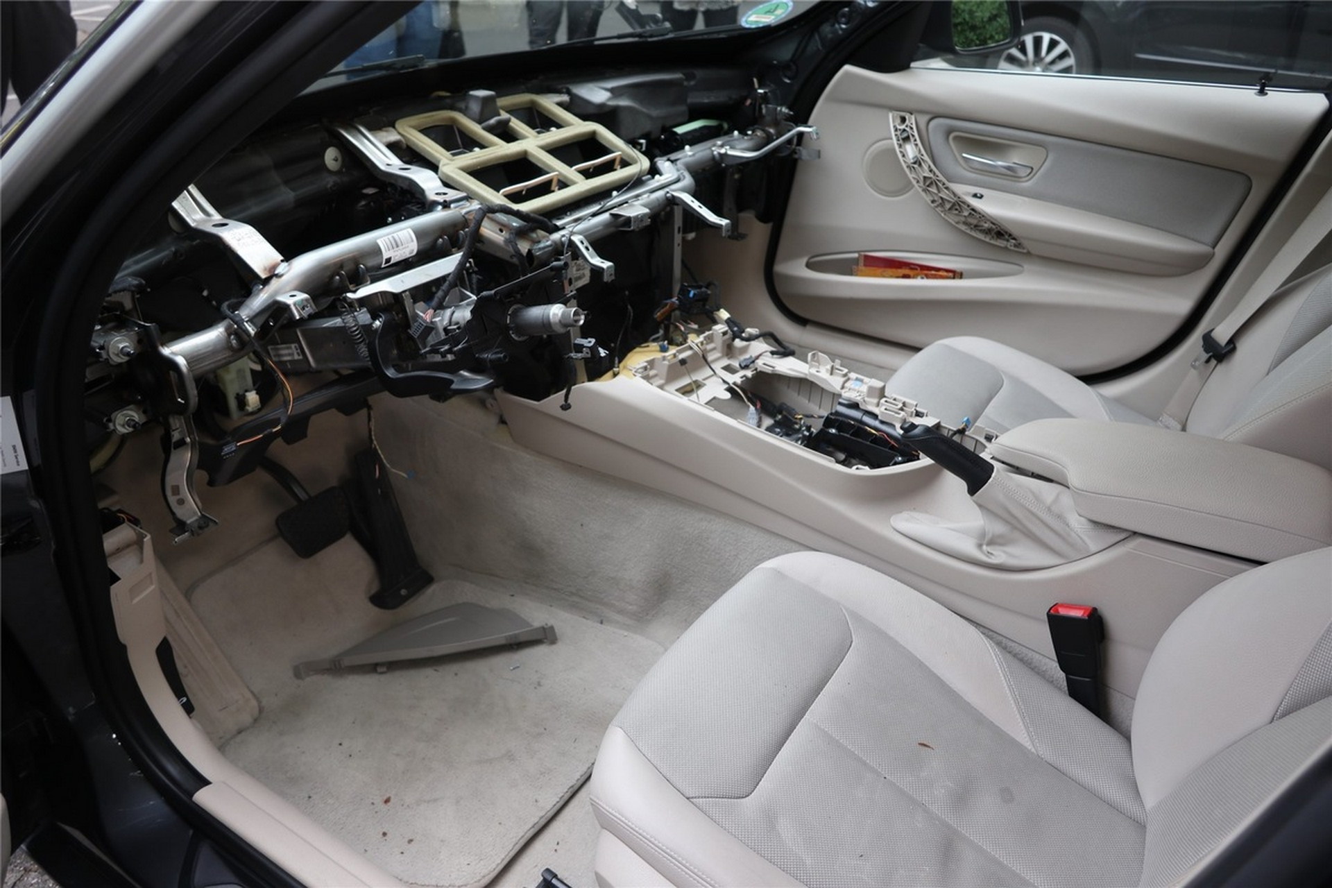 Khoang lái của chiếc BMW 3-Series sau khi bị kẻ trộm táo tợn tháo sạch sẽ.