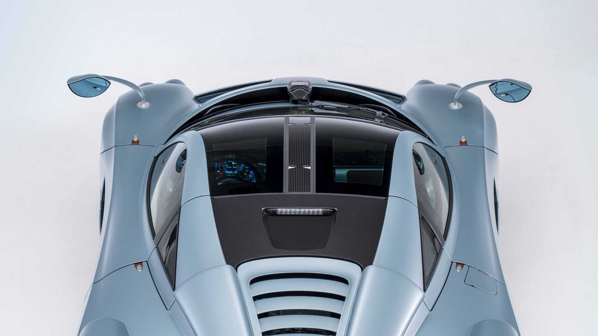 Pagani thiếu lưới tản nhiệt ở phía sau, để lộ hệ thống ống xả titan bọc gốm với trọng lượng chỉ 4,4 kg cùng 4 ống xả nhãn hiệu của Pagani. Hệ thống xả nhẹ giúp giảm trọng lượng xe xuống chỉ còn 1,290 kg. Bên cạnh đó, mẫu xe cực độc này được cho sử dụng vật liệu composite tiên tiến cho thân xe.