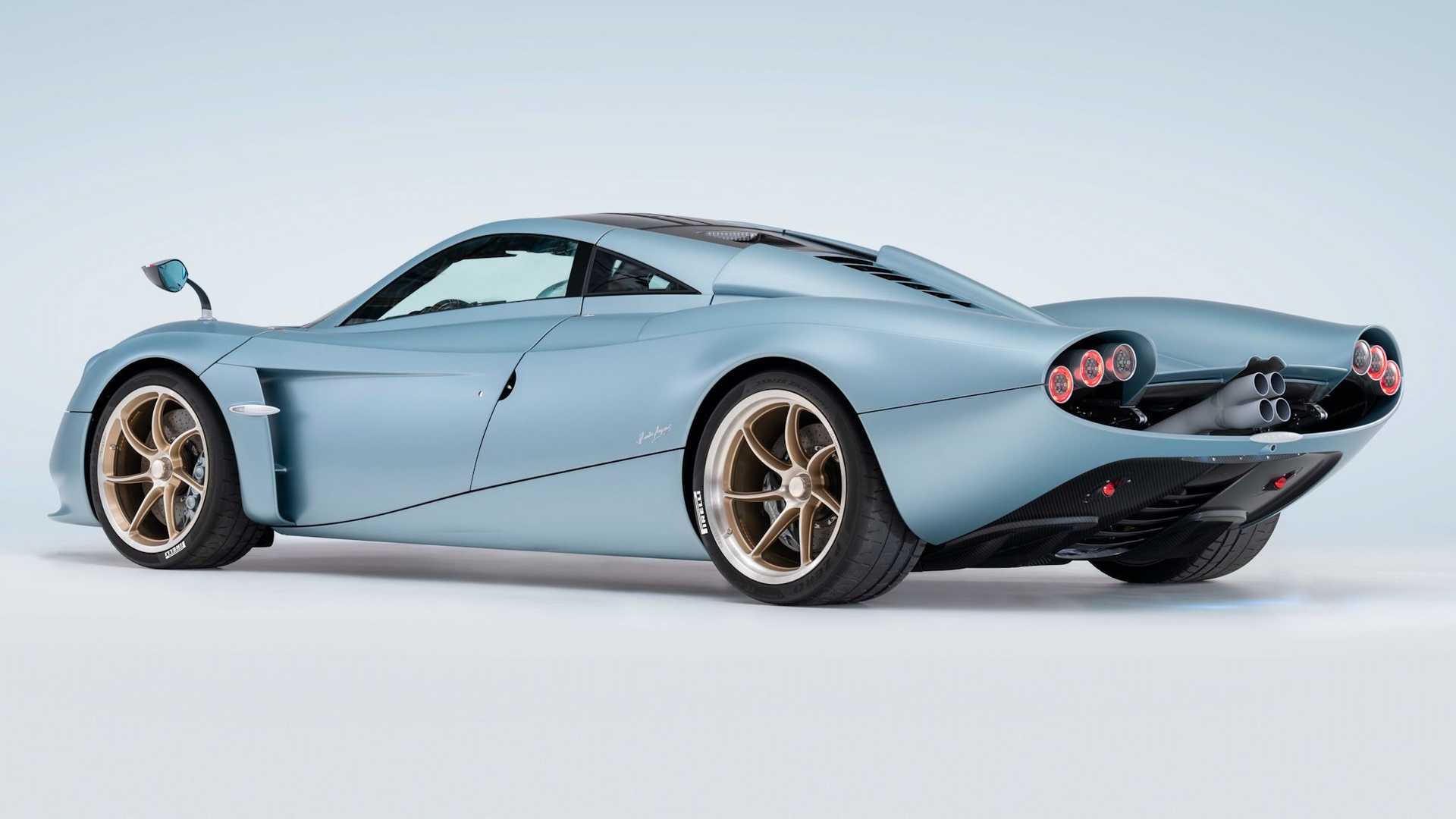 Kết quả là Huayra Codalunga đã ra đời. Pagani đã đổ nhiều nguồn lực vào dự án để đảm bảo nó tuân thủ các quy định toàn cầu, vốn là một công việc cần phải cân nhắc khi chỉ có năm chiếc xe hơi được sản xuất.