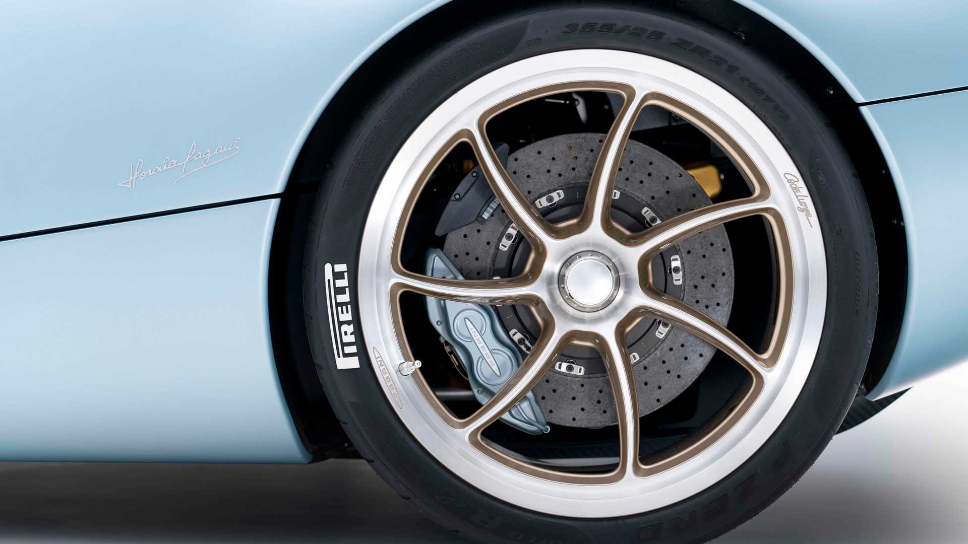 Pagani chọn chỉ sử dụng sơn bán chất hoặc sơn mờ hoàn toàn có màu trung tính. 
