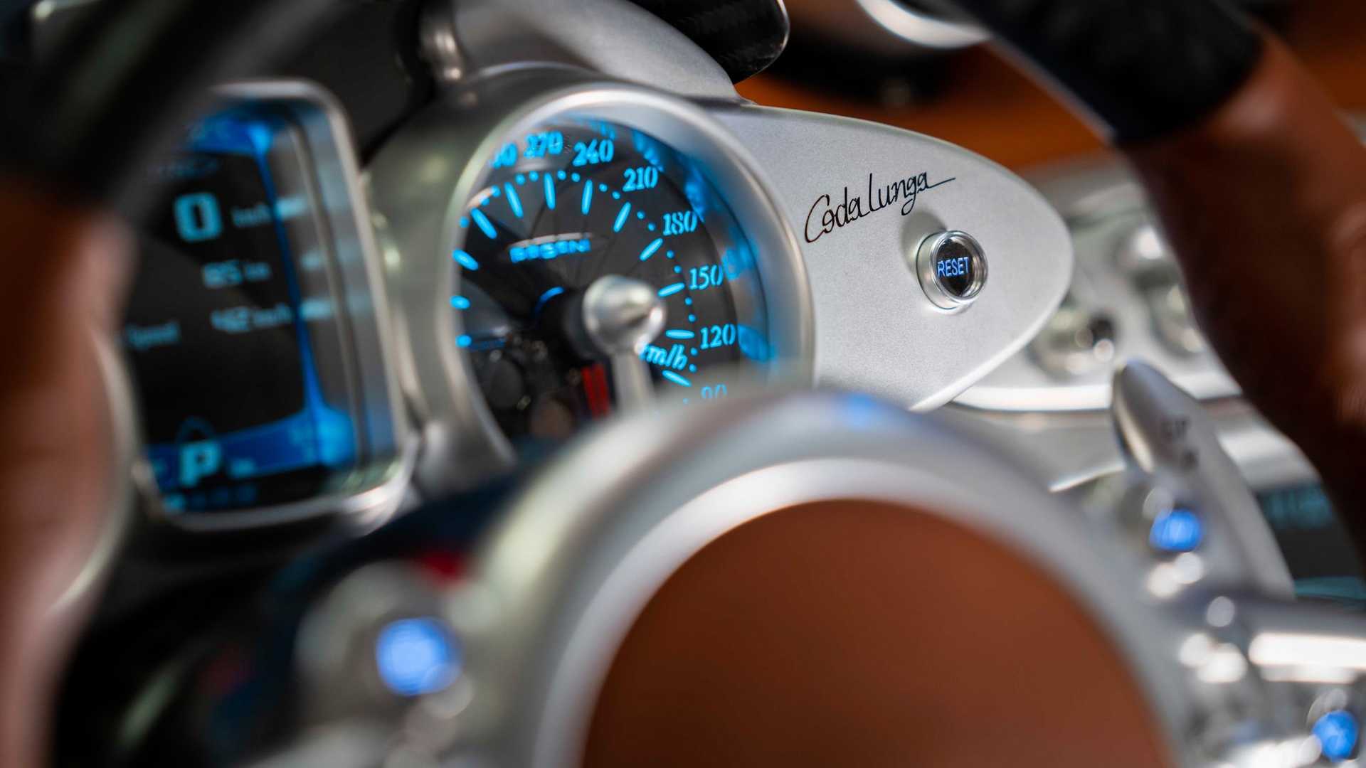 Mỗi chiếc trong số 5 chiếc đuôi dài Pagani Huayra Codalunga được thiết kế riêng đều có chủ sở hữu trả ít nhất 7 triệu euro cho nó (7,4 USD theo tỷ giá hối đoái hiện tại).  Pagani không cho biết khi nào các chủ sở hữu sẽ nhận được xe của họ, nhưng dự án hiện đã ở năm thứ tư.