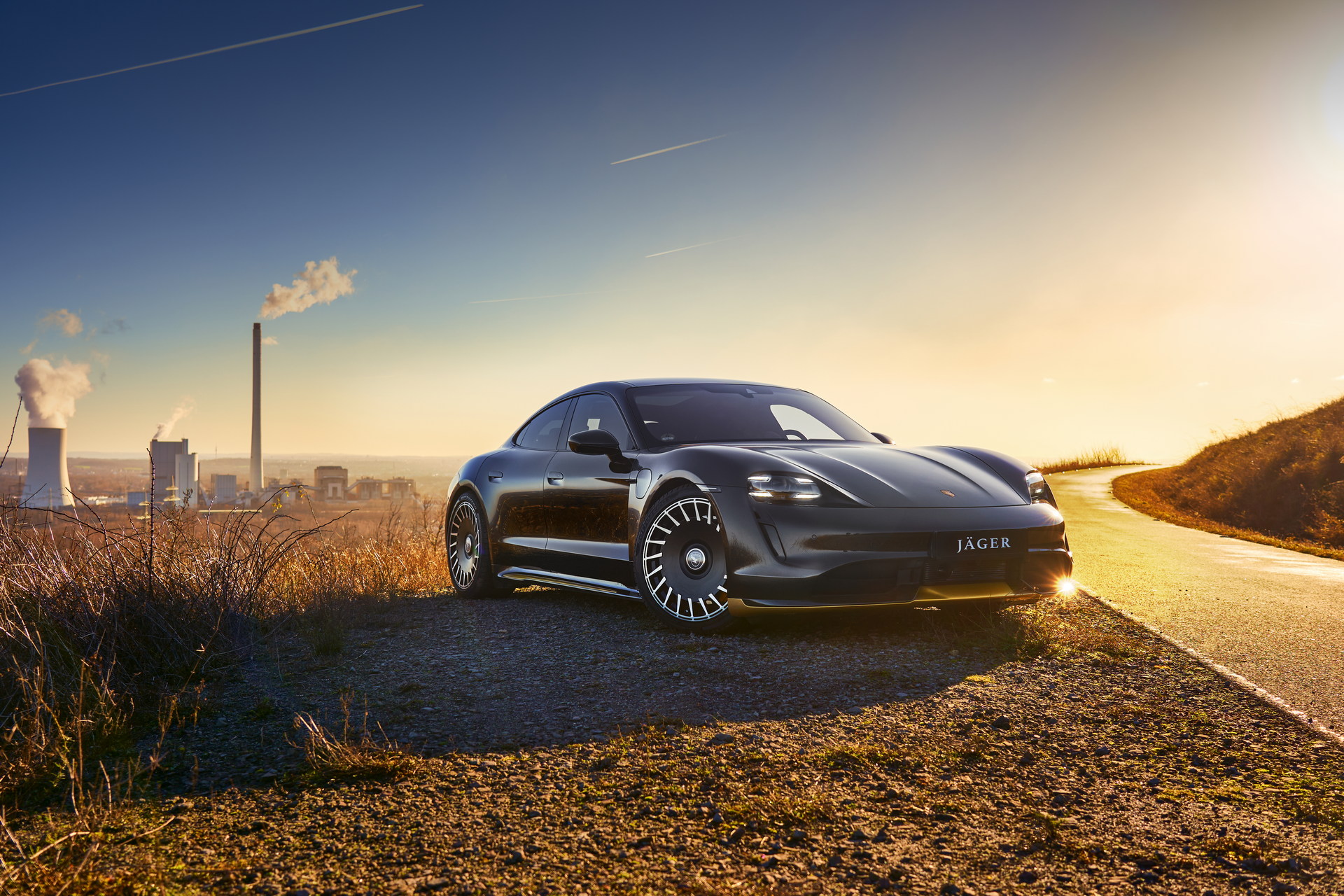 Porsche Taycan với gói độ carbon nhẹ hơn và bánh xe lạ mắt