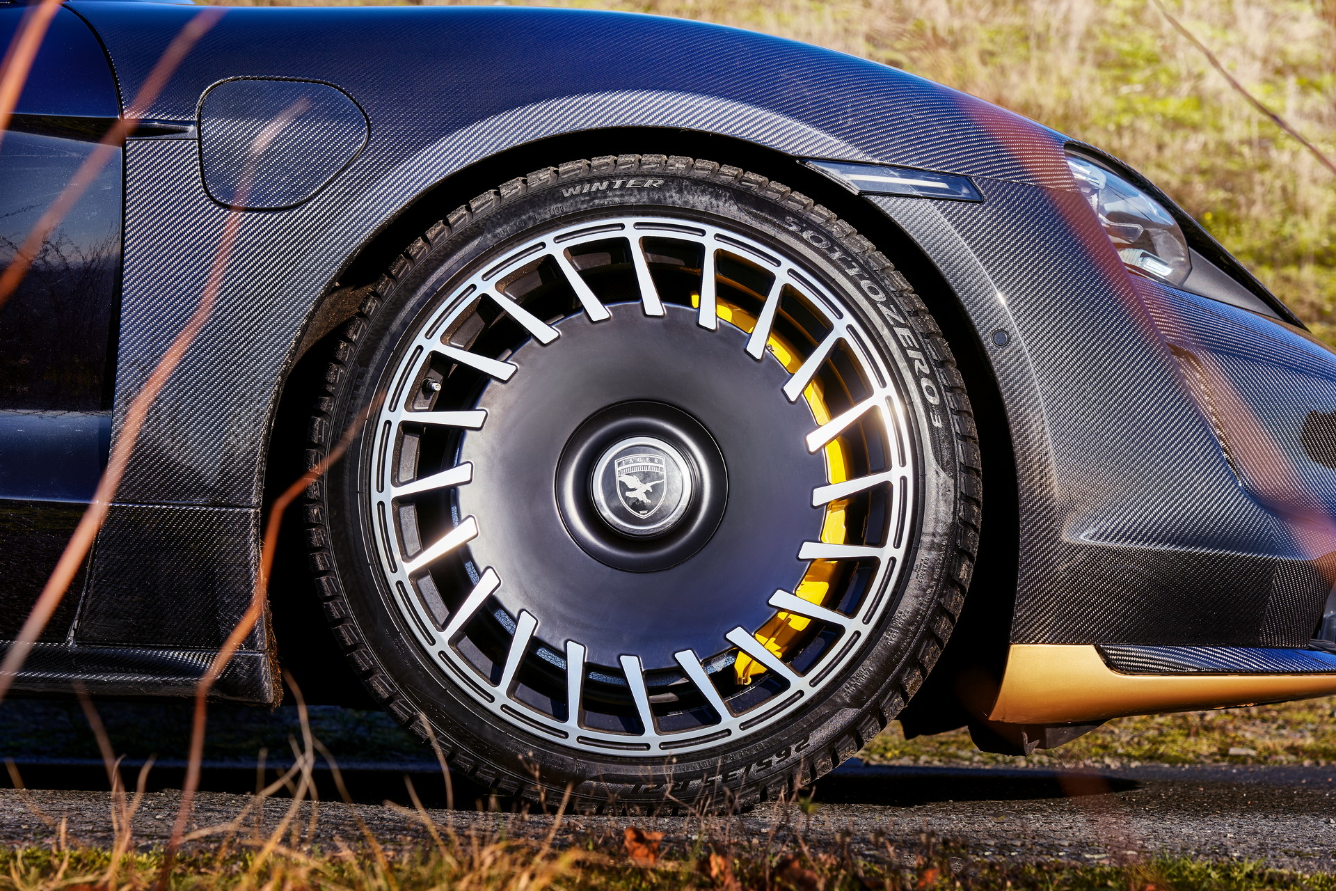 Hiện, JÄGER chưa công bố chi phí chuyển đổi sang gói tuỳ chỉnh full carbon của mình với Porsche Taycan.