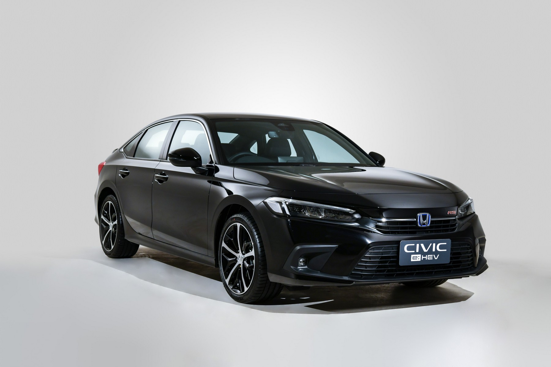 Cả hai biến thể e: HEV đều đi kèm với hệ thống truyền động hybrid có công nghệ Honda i-MMD (Smart Multi-Mode Drive). Hệ thống này bao gồm một động cơ điện có công suất 184 PS (181 mã lực hoặc 135 kW) và 315 Nm, dẫn động cầu trước.  