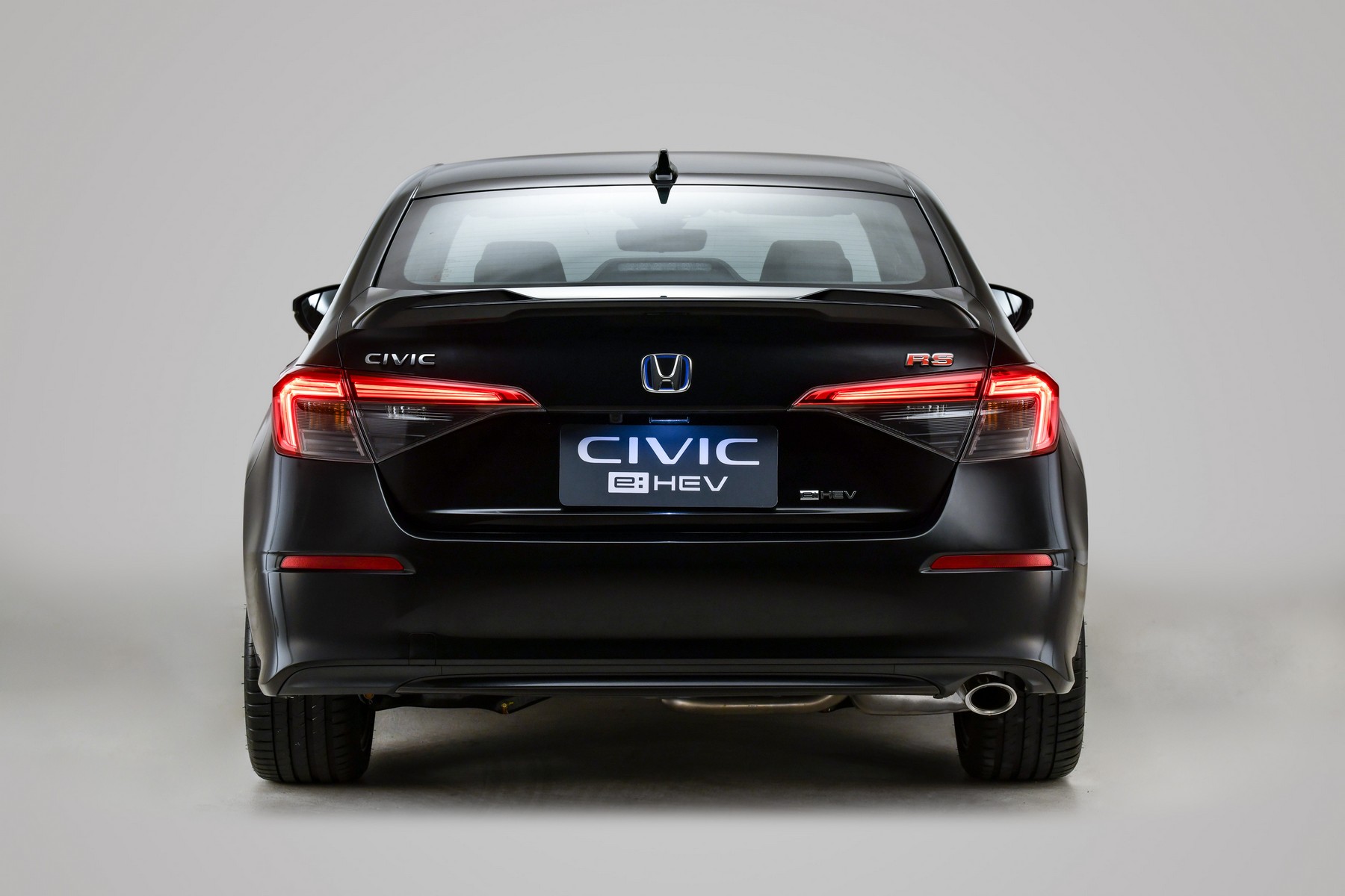 Để tạo ra sự khác biệt về mặt hình ảnh, những chiếc hybrid cũng có những dấu hiệu cụ thể như điểm nhấn màu xanh cho logo Honda, thiết kế bánh xe độc ​​đáo (17 inch cho e: HEV EL   và 18 inch cho e: HEV RS) cũng như huy hiệu e: HEV  