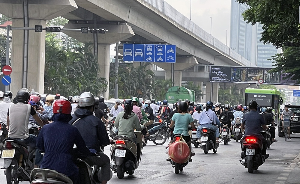 Một số người sẵn sàng cắt ngang dòng phương tiện, đi ngược chiều để sang đường.