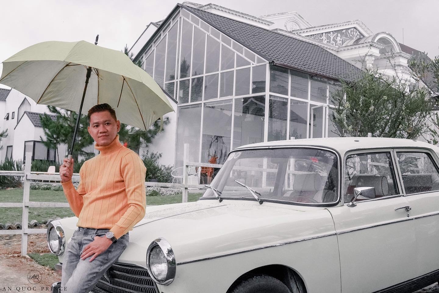 Là một giám đốc của một học viện âm nhạc khá bận rộn, anh An Quốc vẫn dành thời gian cho thú phục dựng xe cổ. Ảnh: An Quốc.  