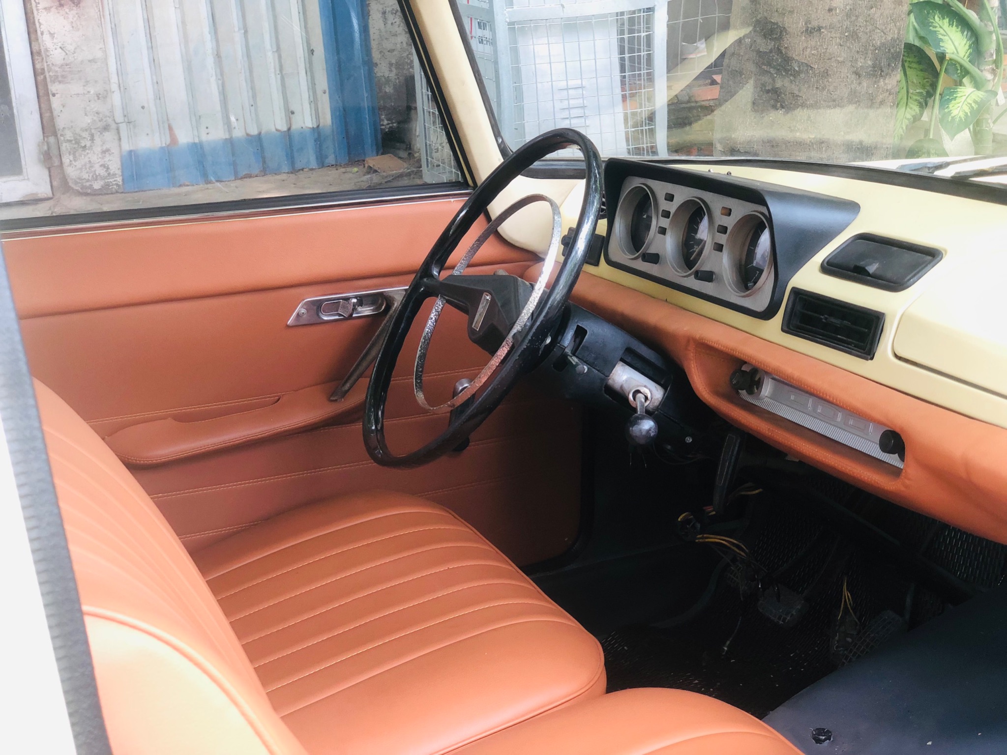 Nội thất chiếc xe Peugeot 404 được chủ nhân phục dựng lại nguyên bản nhất từ vô lăng, bảng đồng hồ, taplo. Ảnh: An Quốc.  