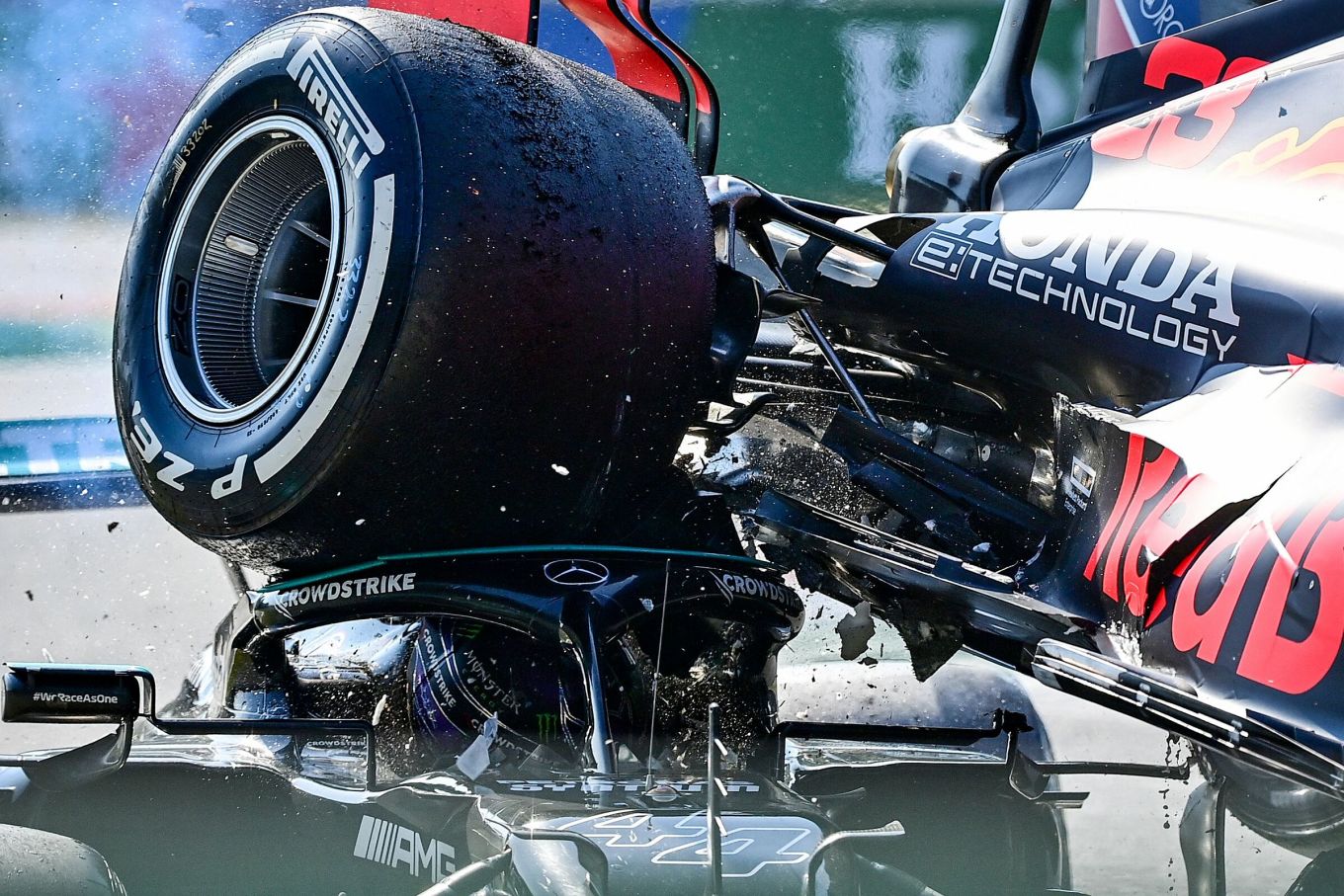 Cả Hamilton lẫn Verstappen đều phải bỏ cuộc sau va chạm này. 